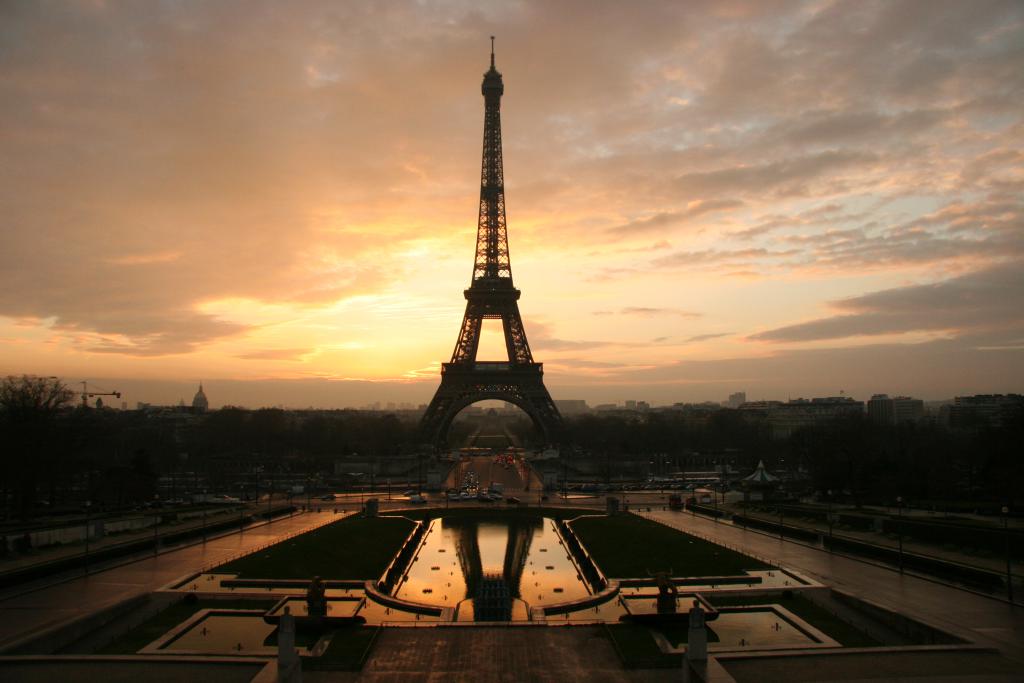 Eiffel_tower_at_dawn_horizontal