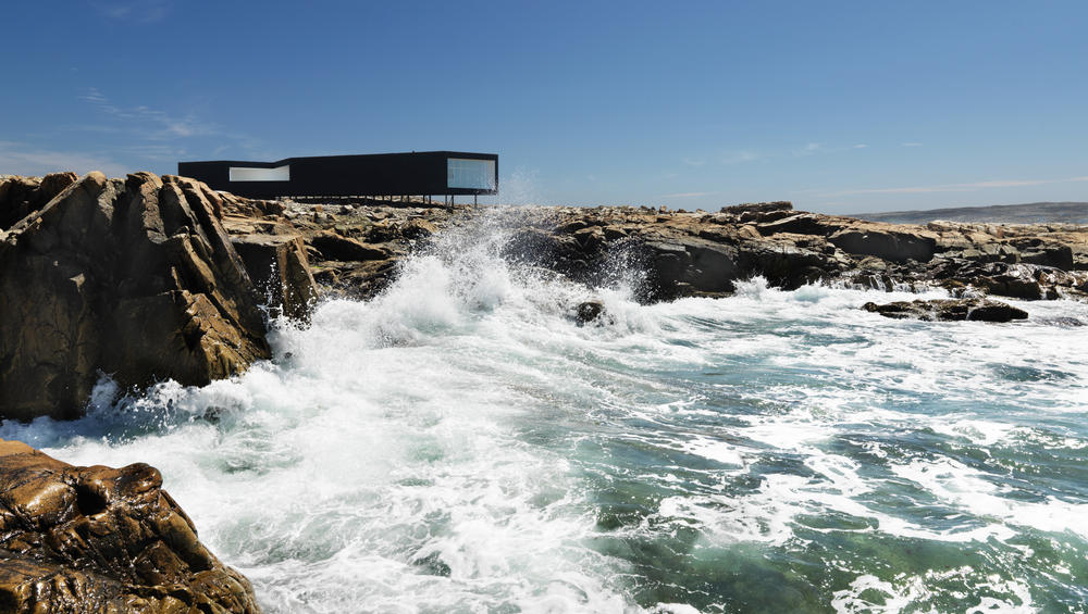 fogo-island-inn-waves-amazing-hotels-the-art-of-travel