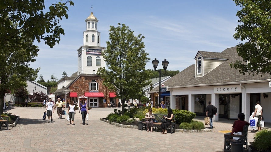 Woodbury Common Premium Outlets in New York: Gucci, Dior, Fendi